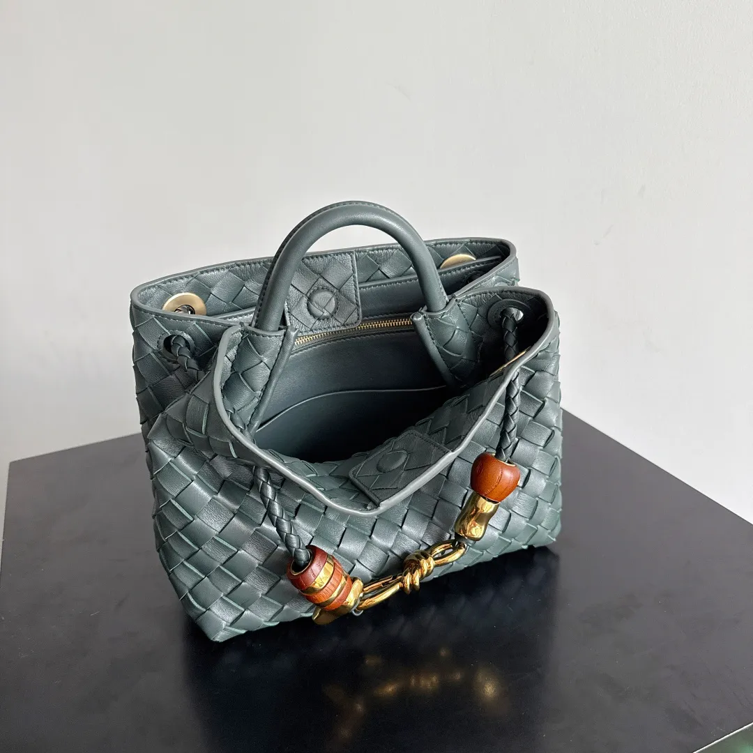 The new Andiamo batch of 3060 BV is shipped‼ ️The classic intercciato weaving process is used to create a soft bag, the metal knot is made of micro-cast aluminum using jewelry technology🪢, and the decorative beads are made of metal and hand-polished oak, allowing you to jump repeatedly between elegance and fun💃, making it unpredictable. Classic and versatile, it shows off your temperament, and the bag has a large capacity, making it very convenient for daily commuting! It has a variety of carrying methods, the shoulder straps can be adjusted by yourself, the original lambskin feels soft and delicate, and the unisex style breaks gender boundaries and brings a more practical and long-lasting use experience. The Andiamo, which has both elegant and casual styles, perfectly interprets the "fashionable old money style". Style number: 743568+wood hardware Color: dark green Size: 25*22*10.5cm